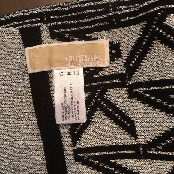 Michael Kors scarf! Great condition - Picture 2 of 2